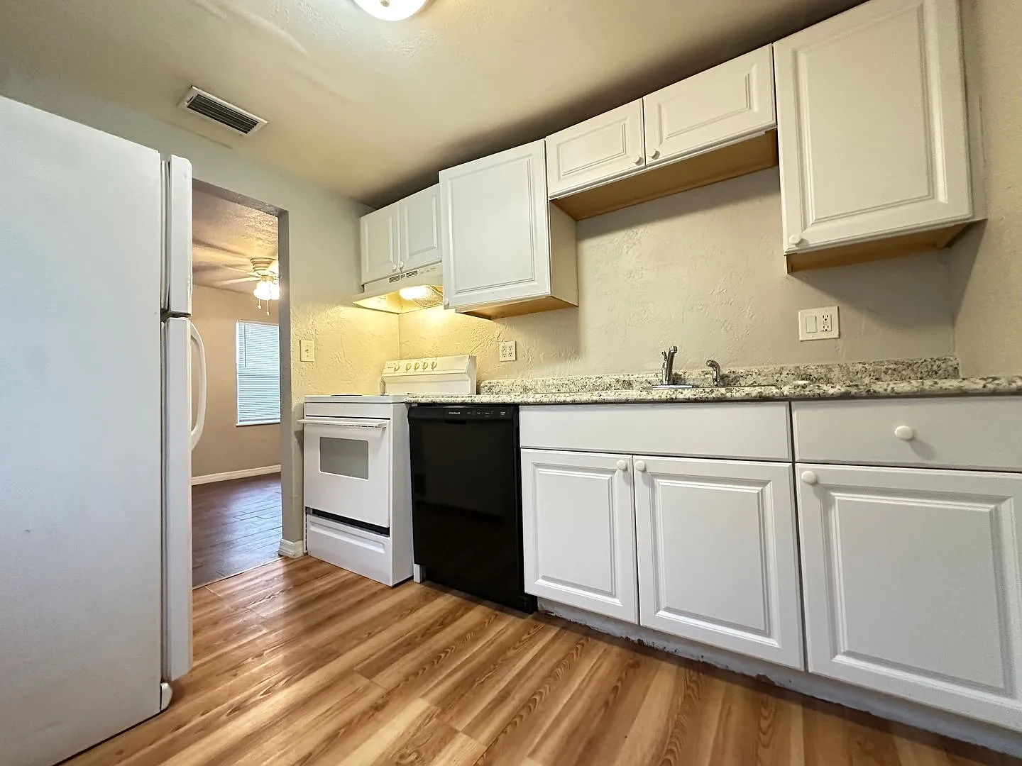 Charming 2BR/1BA St. Pete Home, Available Now! — Photo 3