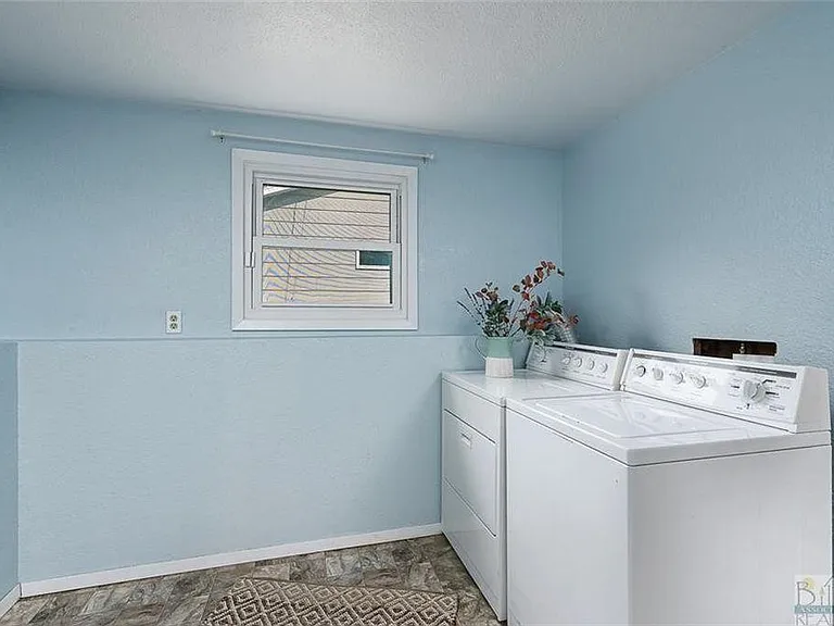 2631 Howard Ave — Photo 4