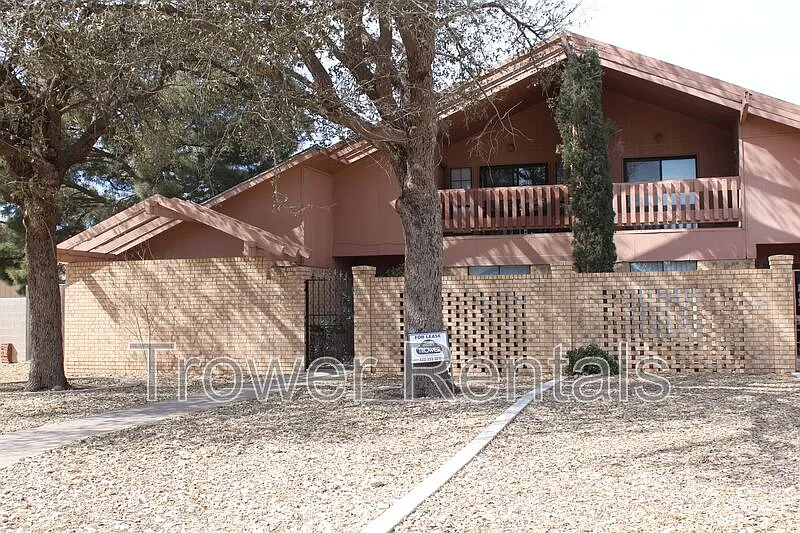 3 bed, 2.0 bath, 2467 sqft, $2,200 — Photo 2