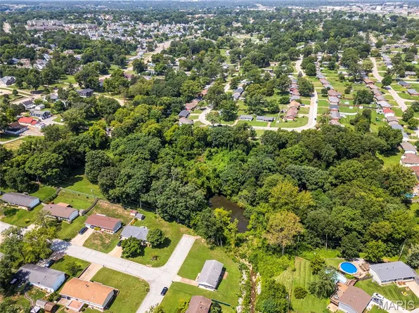 525 Fairwick Dr, Saint Louis, MO 63129