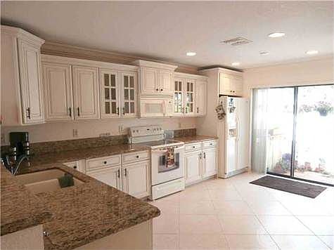 5th image of 718 NE 12th Ter APT 1
