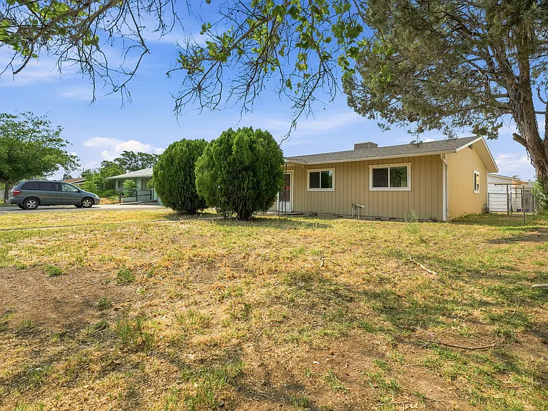 2045 Gunnison Ave — Photo 2