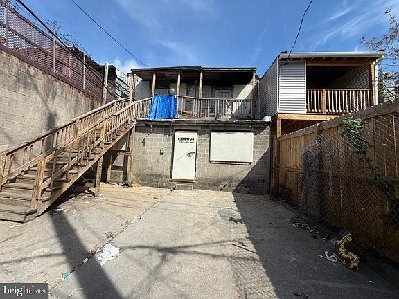 2nd image of 2529-2531 E Monument St