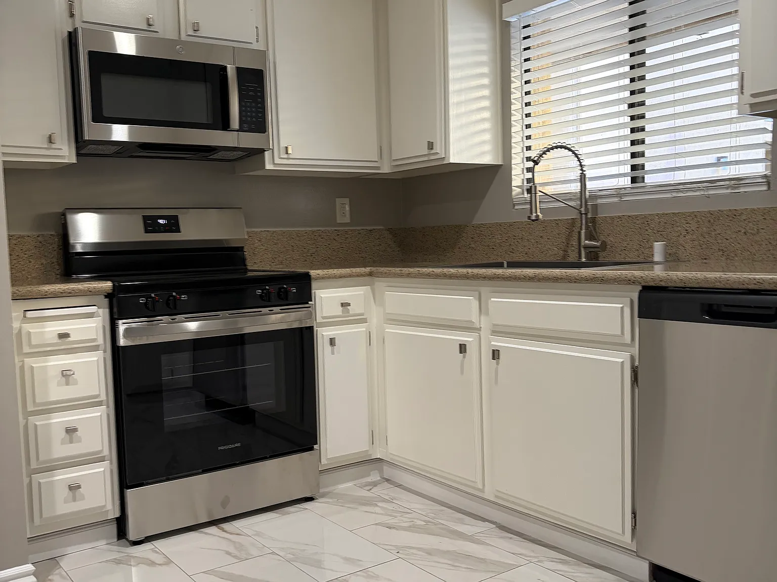 2 bed, 1118 sqft, $3,400 — Photo 2