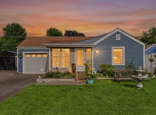 207 2nd St, Elgin, IL 60123