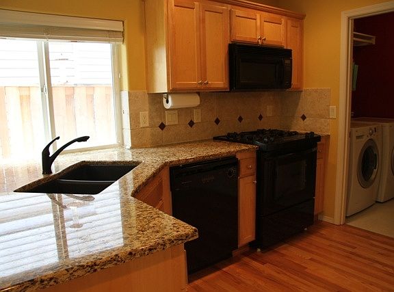 4th image of 2266 NE 10th Ave