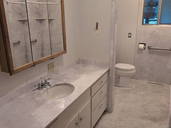 5th image of 516 W Main St