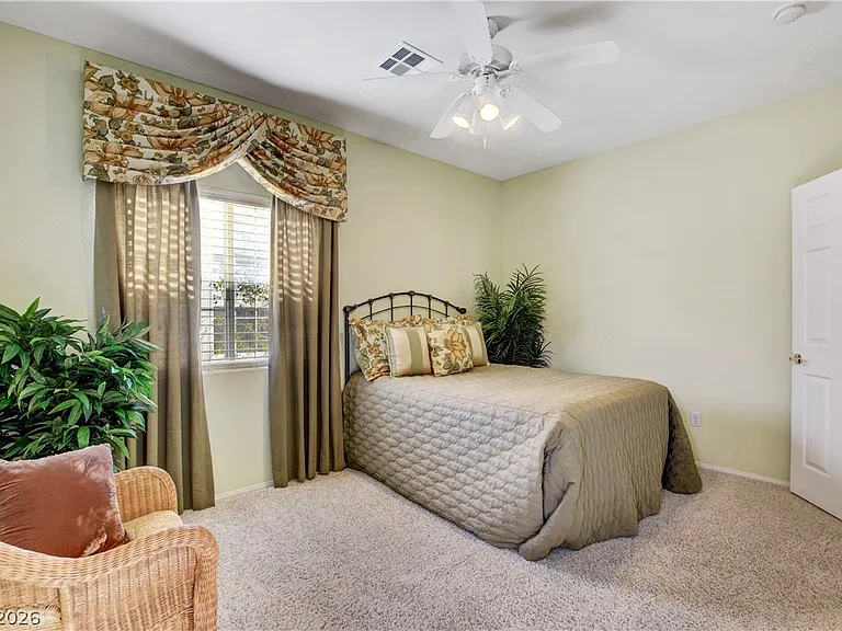 251 Queens Ct — Photo 28