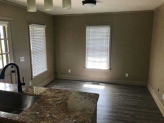 4th image of 2127 Fox Hill Dr