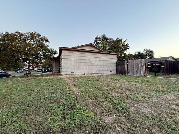 4th image of 400 Silver Crest Cir