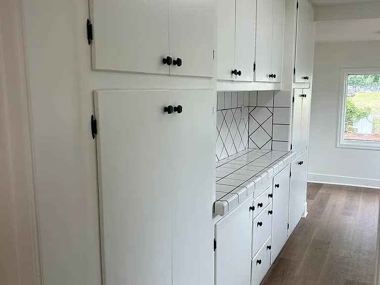 548 N Locust St — Photo 3