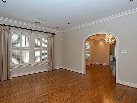 3rd image of 3018 Robinhood St