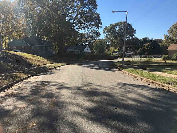 3rd image of 679 Frank Cres
