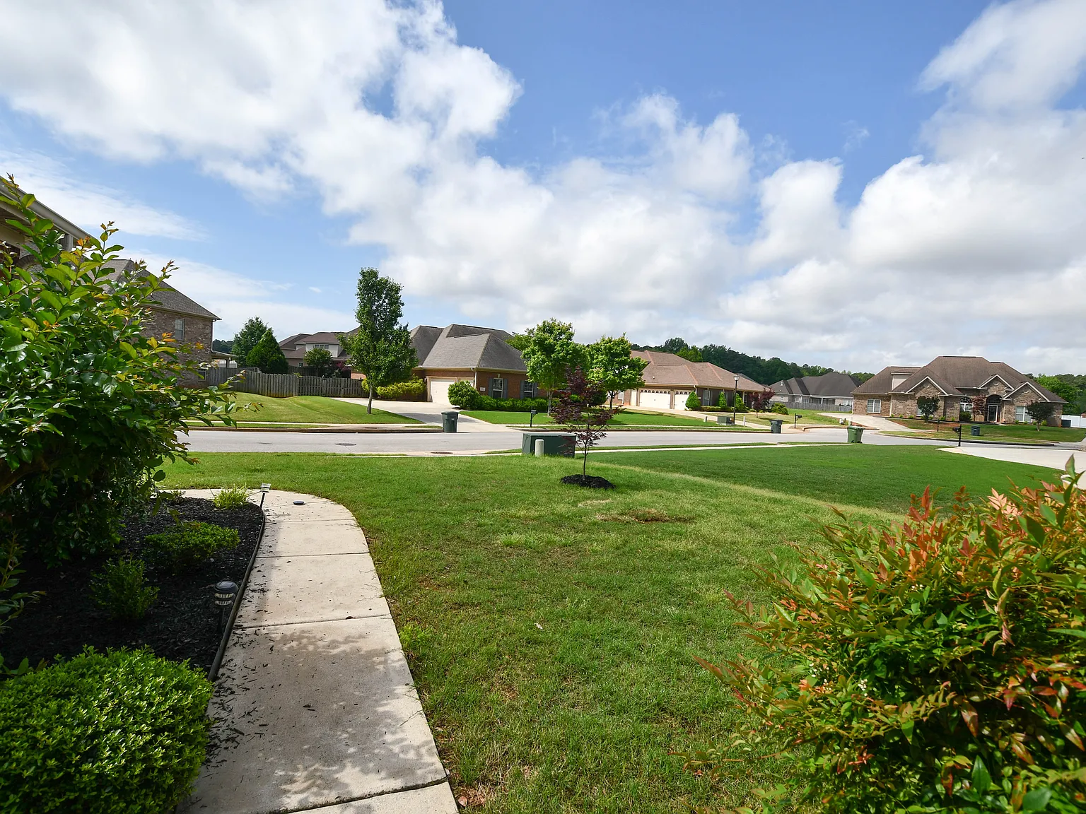 4 bed, 2277 sqft, $2,200 — Photo 2