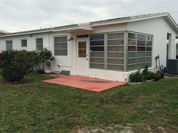 3rd image of 2401 Park Ln #115