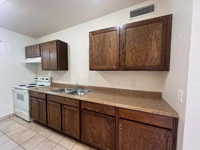 1229 W Pierce St — Photo 8
