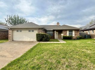216 Freedom Ln, Arlington, TX 76002