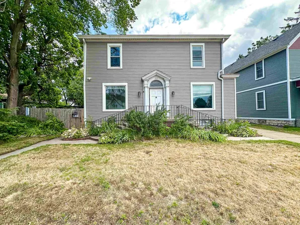 712 Marinette Ave, Marinette, WI 54143