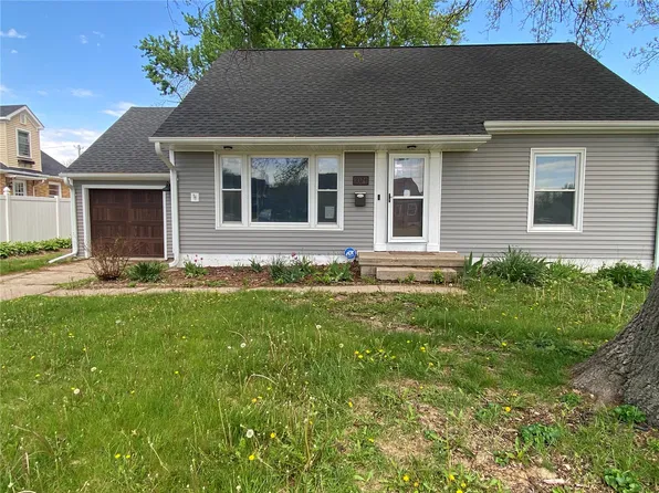 1074 27th St NE, Cedar Rapids, IA 52402