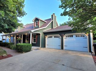 5 School St, Fisher, IL