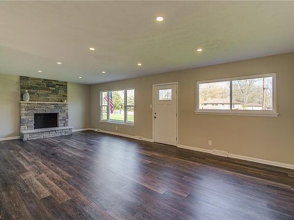 5th image of 399 Sherry Ln
