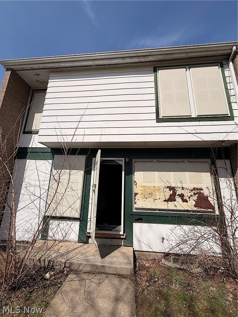 はや 9337 Manor Ave, Cleveland, OH 44104 | Zillow