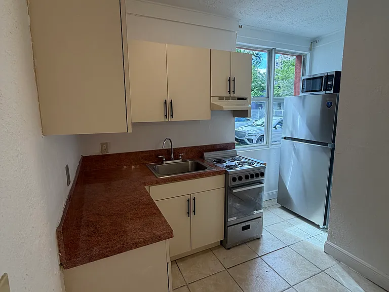 404 NE 26th Ter #400 — Photo 3