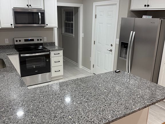 5th image of 530 Country Club Dr