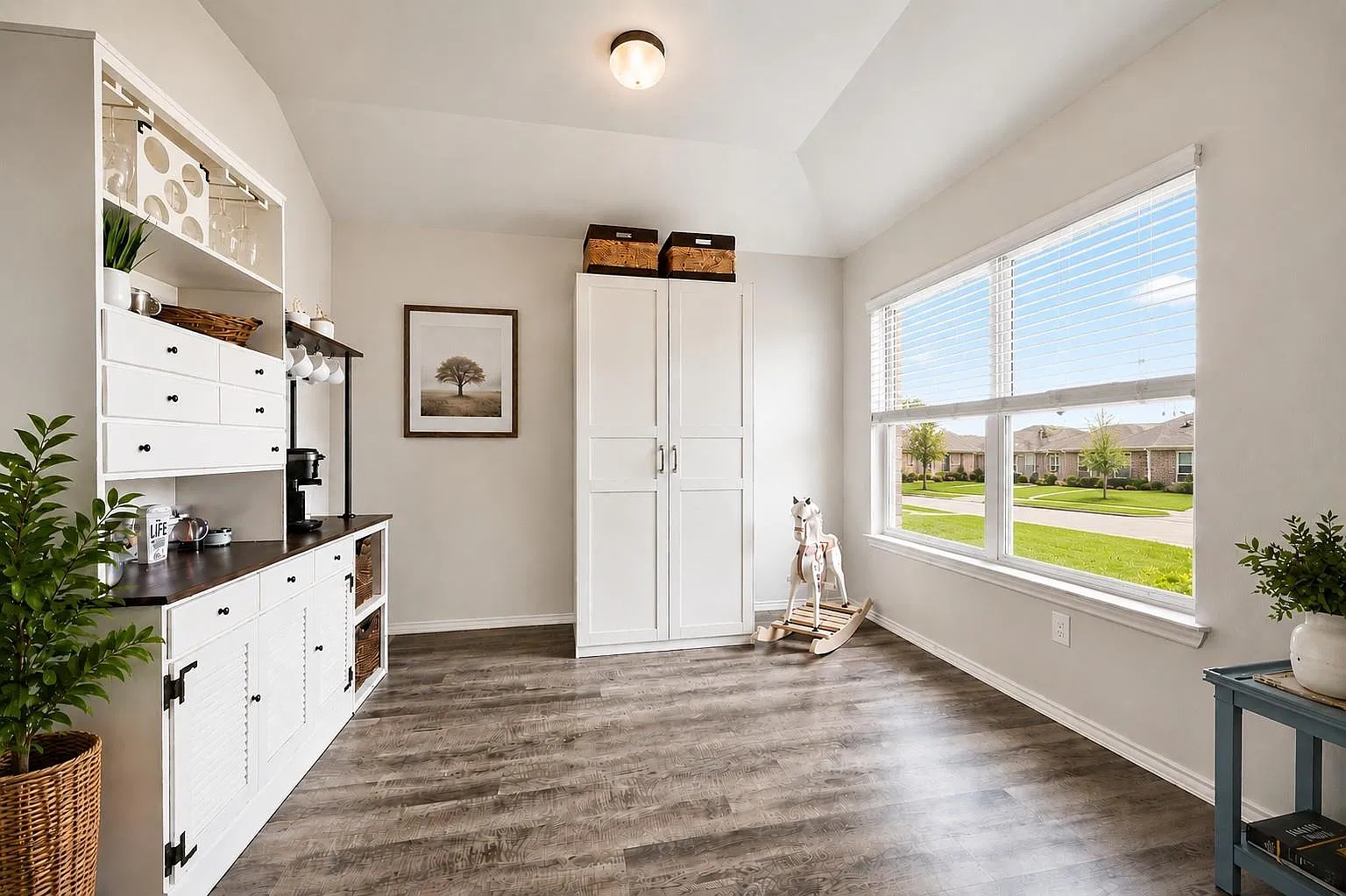 3 bed, 2.0 bath, 1710 sqft, $2,200 — Photo 4