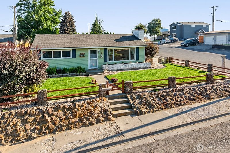 3rd image of 301 E 8th Street
