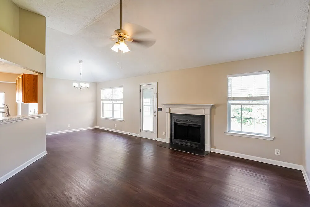 3 bed, 2.0 bath, 1430 sqft, $1,985 — Photo 3