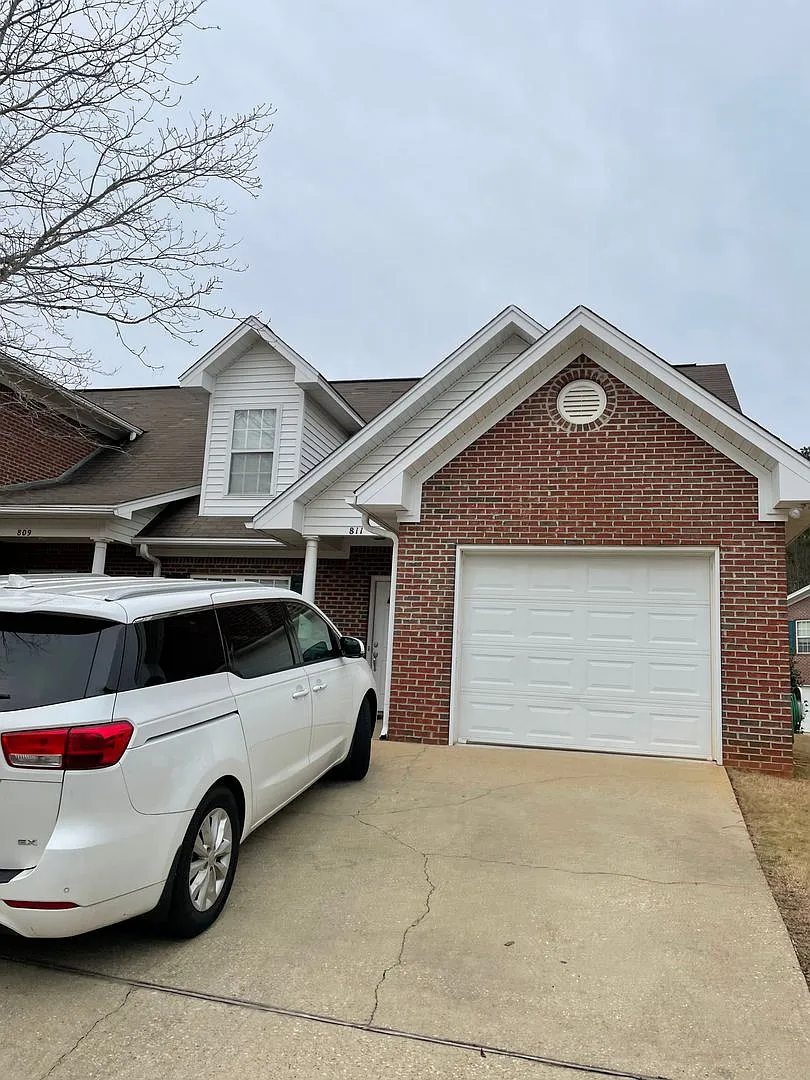 Building Photo - 2428 E University Dr #811