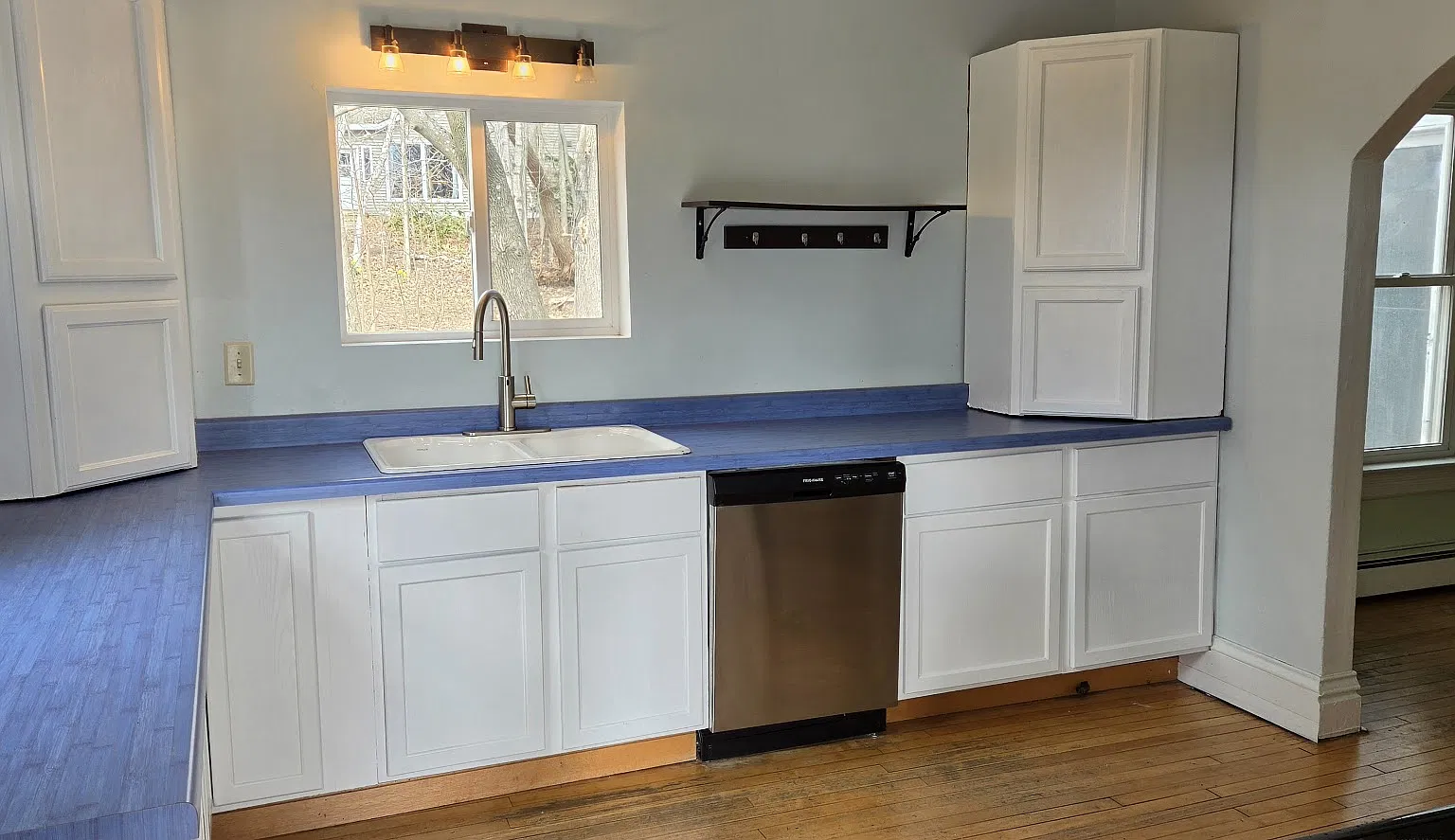 4 bed, 2.5 bath, 2017 sqft, $2,900 — Photo 2