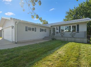 504 Prairie Hills Dr, Central City, IA 52214