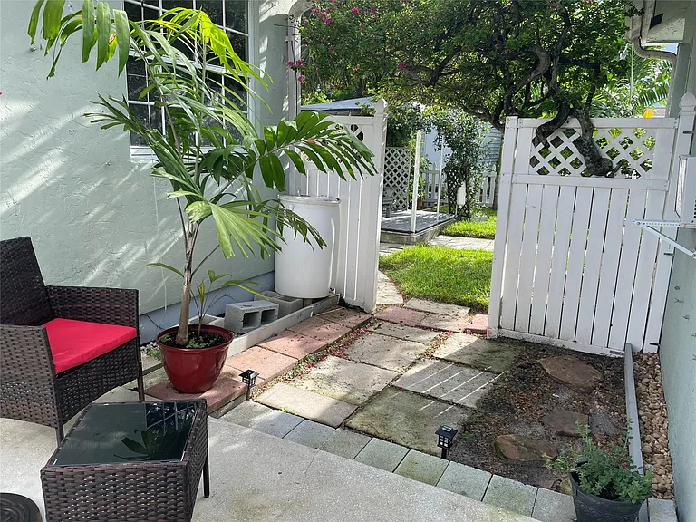 826 Hansen St — Photo 2