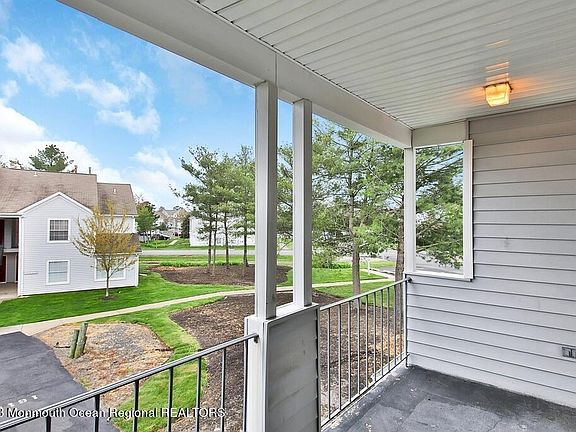 5th image of 719 Waters Edge Dr