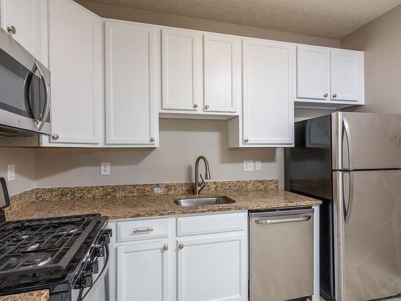 3rd image of 1527 Fairbrook Ct