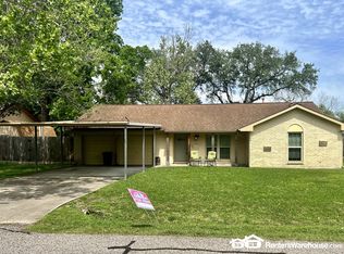 904 S Illinois Ave, League City, TX 77573