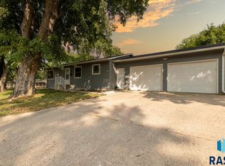 912 N Ladelle Ave, Dell Rapids, SD 57022