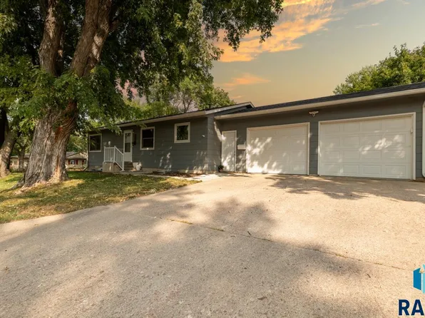 912 N Ladelle Ave, Dell Rapids, SD 57022