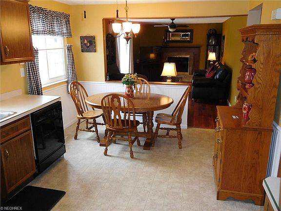 3rd image of 4739 Emerald Ln