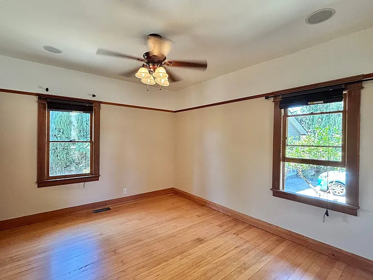 6433 Crescent St — Photo 8