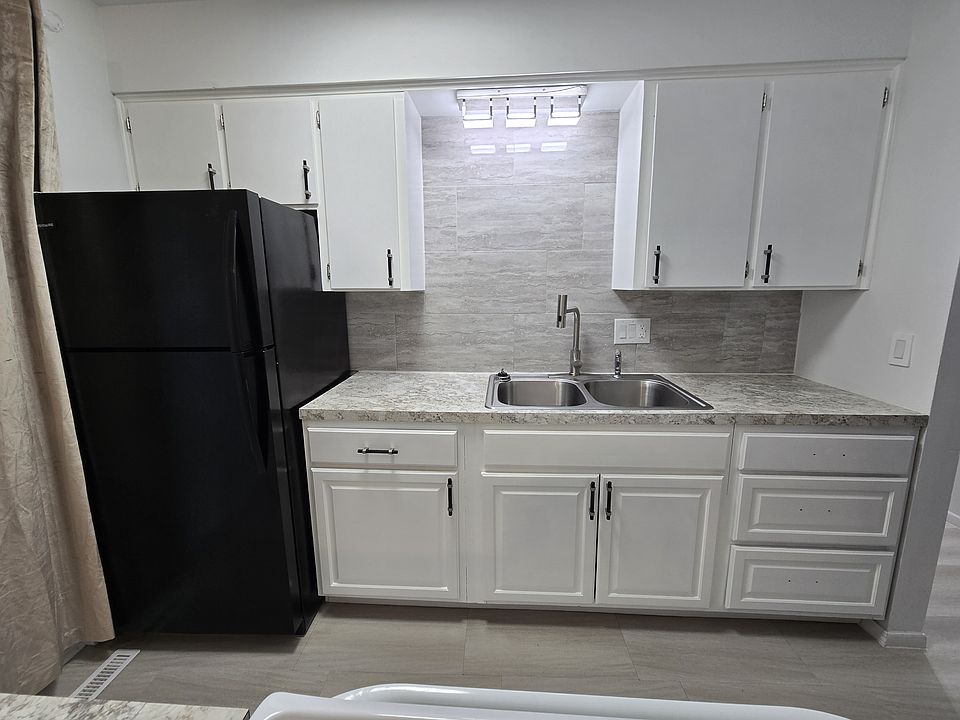 1st image of 1746 Cromwell Dr #5