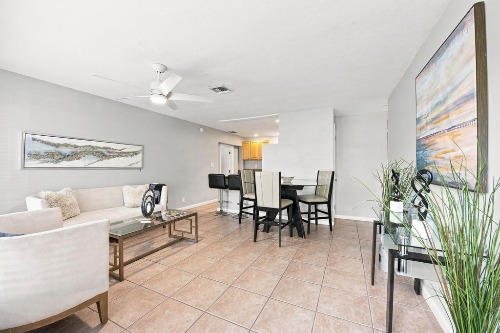 2610 NE 8th Avenue, photo 3