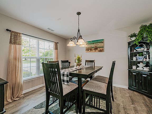 5th image of 8387 Chatsworth Dr