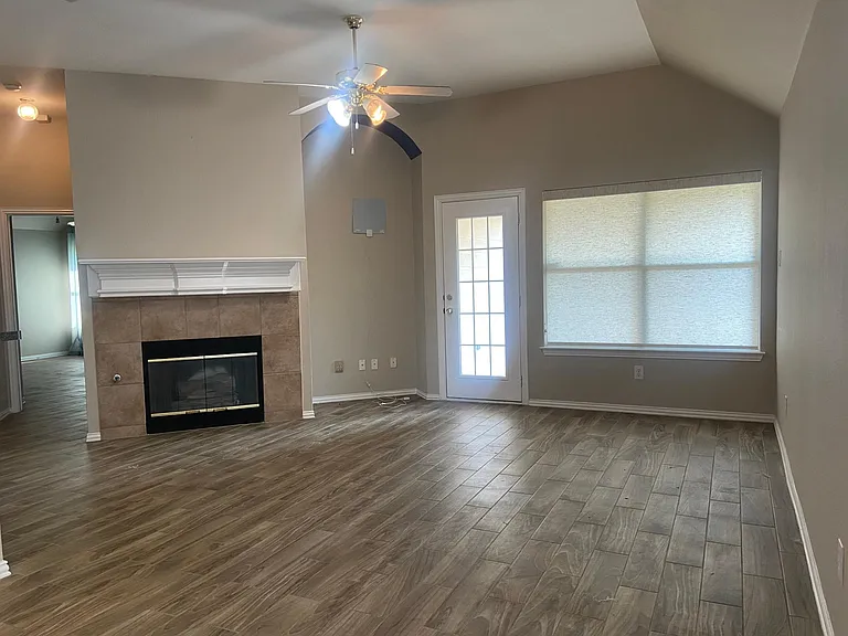 302 Crabapple Dr — Photo 10