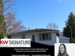 1227 Crestwood Dr, Freeport, IL 61032