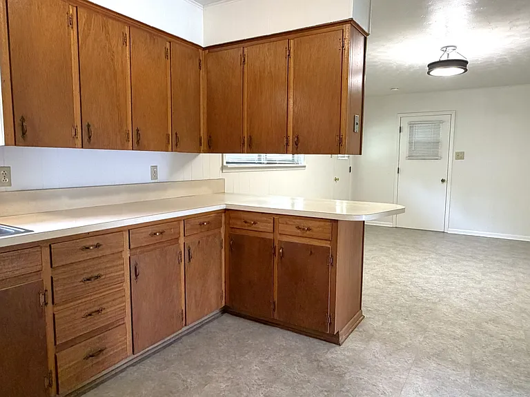 1805 Waterloo Ave — Photo 5