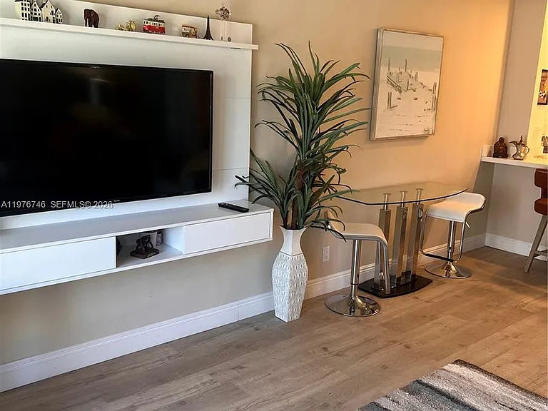 400 N Riverside Dr #410 — Photo 14