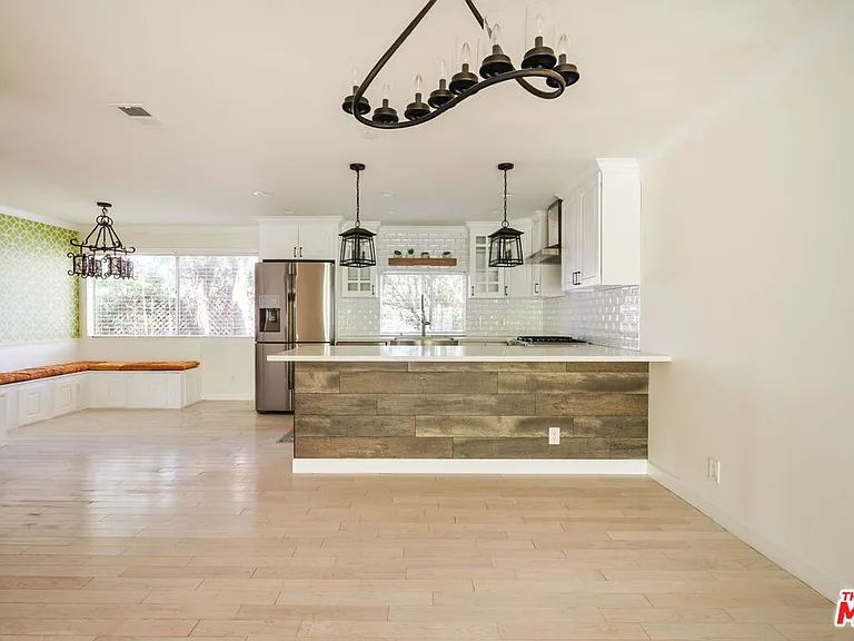 141 N Clark Dr #2 — Photo 4